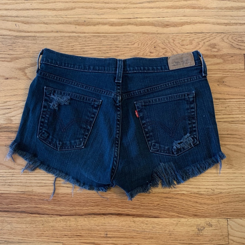 Levi’s - cut off black distressed denim short